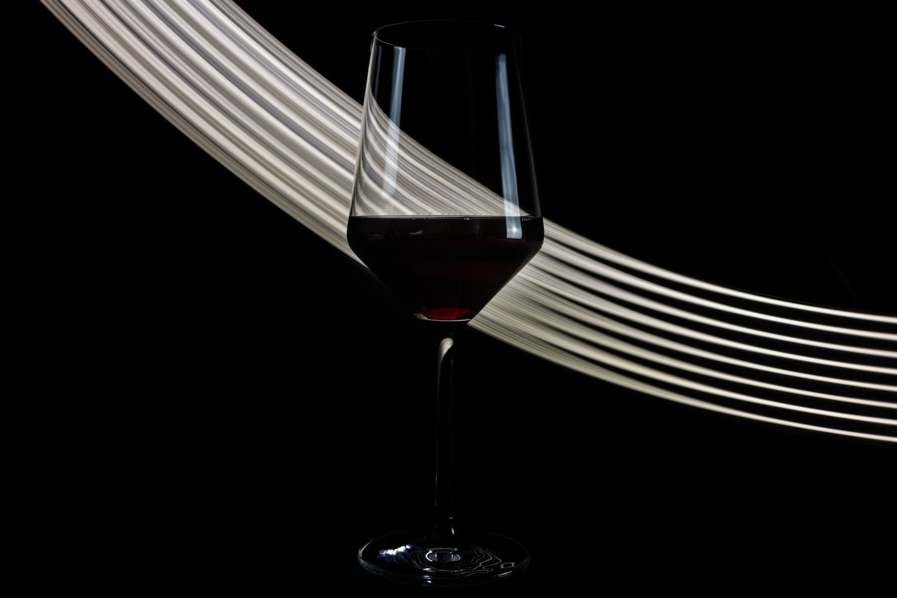 Een glas rode wijn in warm, filmisch licht