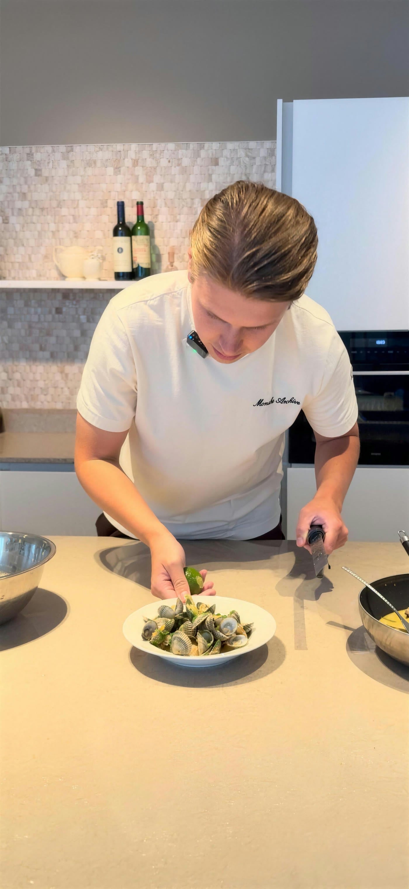 Maarten in de keuken met het afgemaakte gerecht