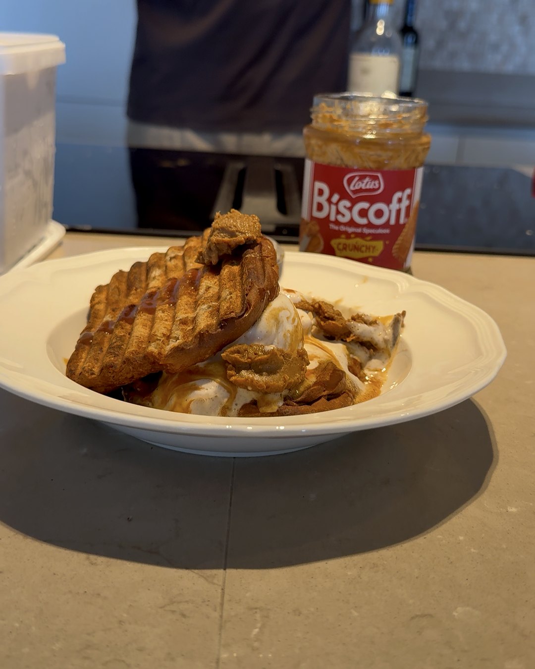 Suikerbroodtosti met kaneelijs en Maldon-karamel in de keuken van Maarten