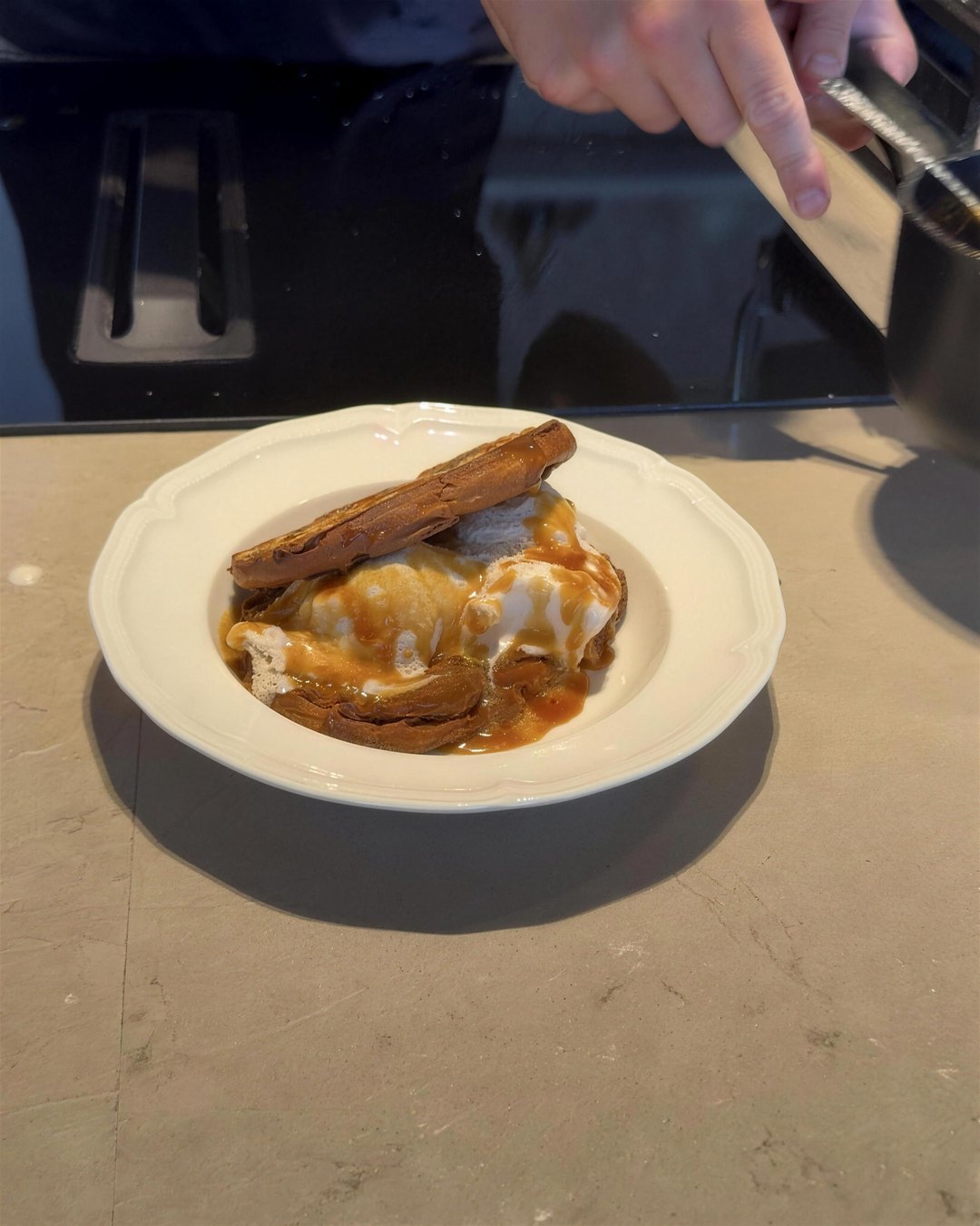 Suikerbroodtosti met kaneelijs en Maldon-karamel