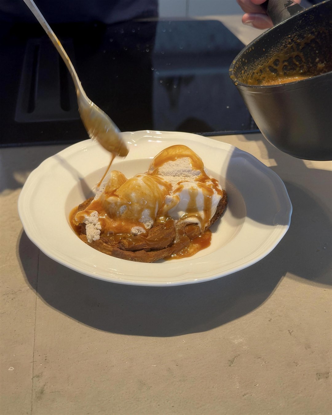 Suikerbroodtosti met kaneelijs en Maldon-karamel