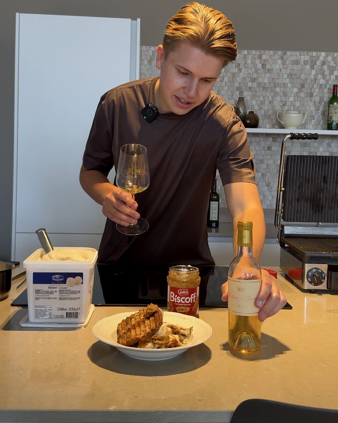 De wijn die Maarten schenkt bij Suikerbroodtosti met kaneelijs en Maldon-karamel