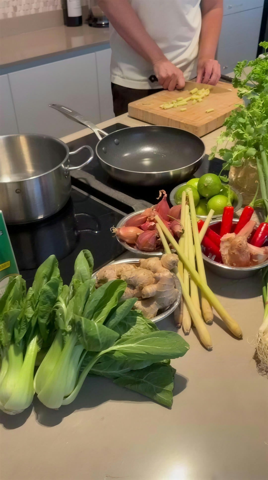 Verse ingrediënten voor de tom yum op het aanrecht