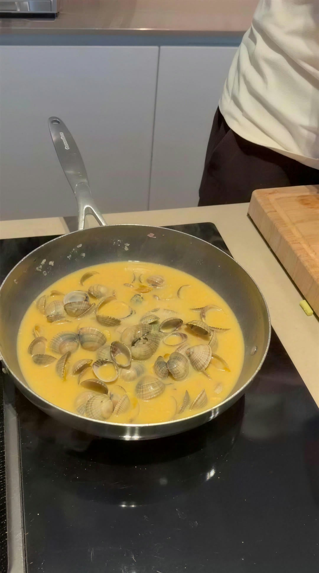 Pan met romige tom yum en kokkels