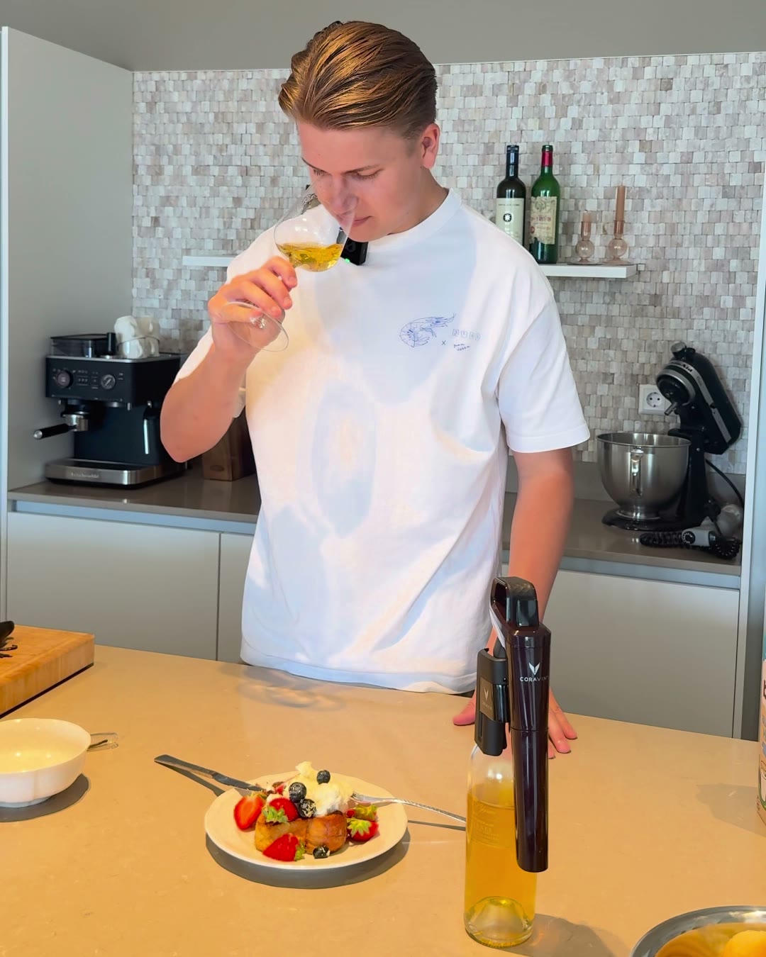 De wijn die Maarten schenkt bij Wentelteefjes met mascarpone en rood fruit