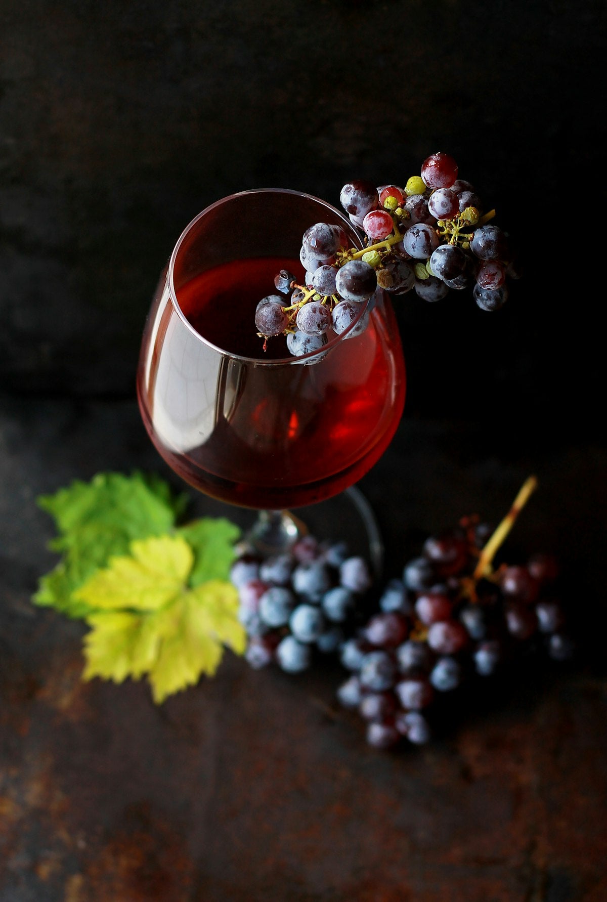 Glas rode wijn met druiven